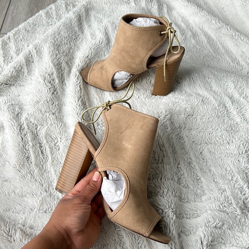 Suede-like Cut Out Heeled Sandal with Laced Back! Size 8.5! BRAND NEW!
